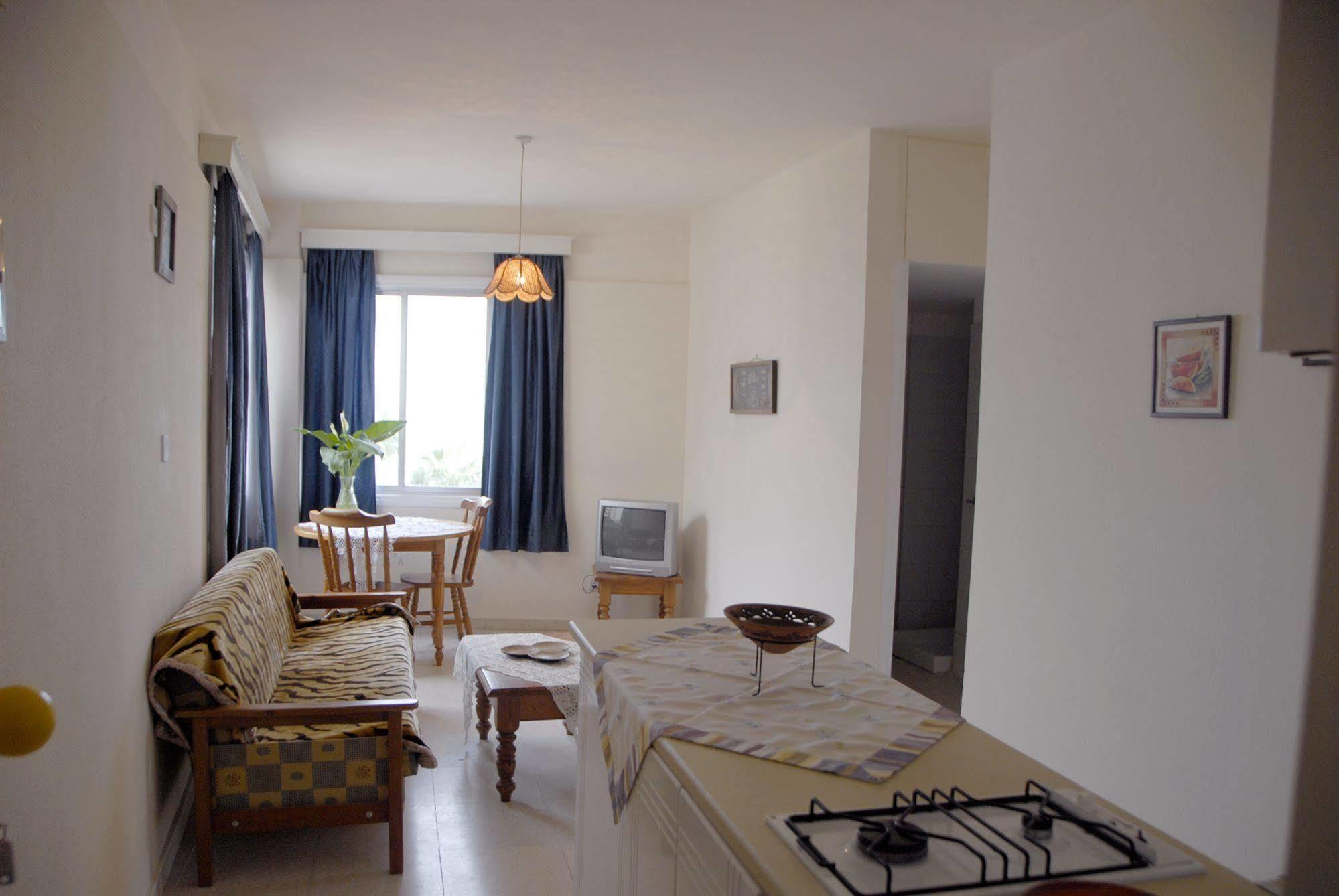 Palm Sea Beach Hotel Apartments Larnaca Ngoại thất bức ảnh